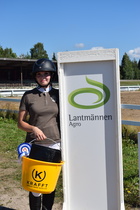 Sofia Mäkinen ykköspalkintoineen