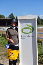 Sofia Mäkinen ykköspalkintoineen